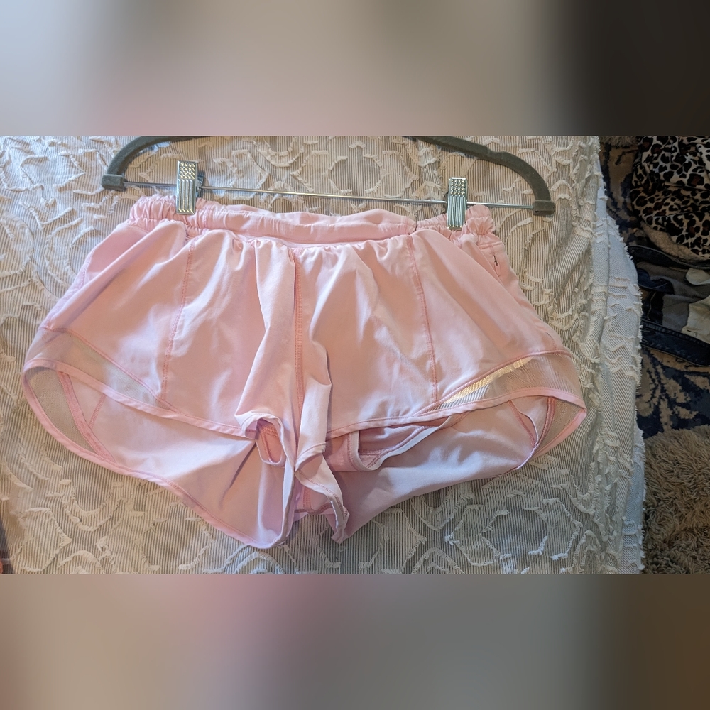 Lululemon Hotty Hot Shorts 2.5" Size 8 Pearl Pink